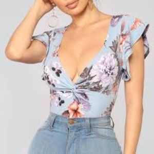 ☀️☀️☀️ 4/$20 Fashion Nova floral deep V bodysuit!